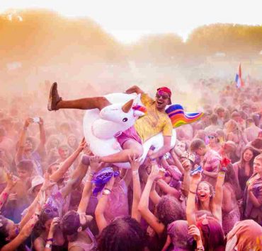 Expat press- crowd surfing at sziget festival