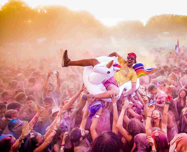Expat press- crowd surfing at sziget festival