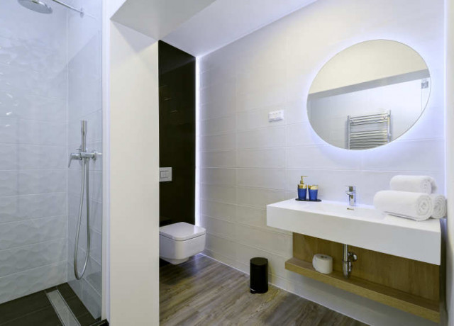 Smart hotel Budapest - spacious bathroom