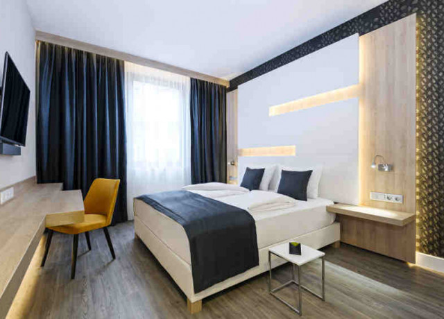 Smart hotel Budapest - brightly lit room